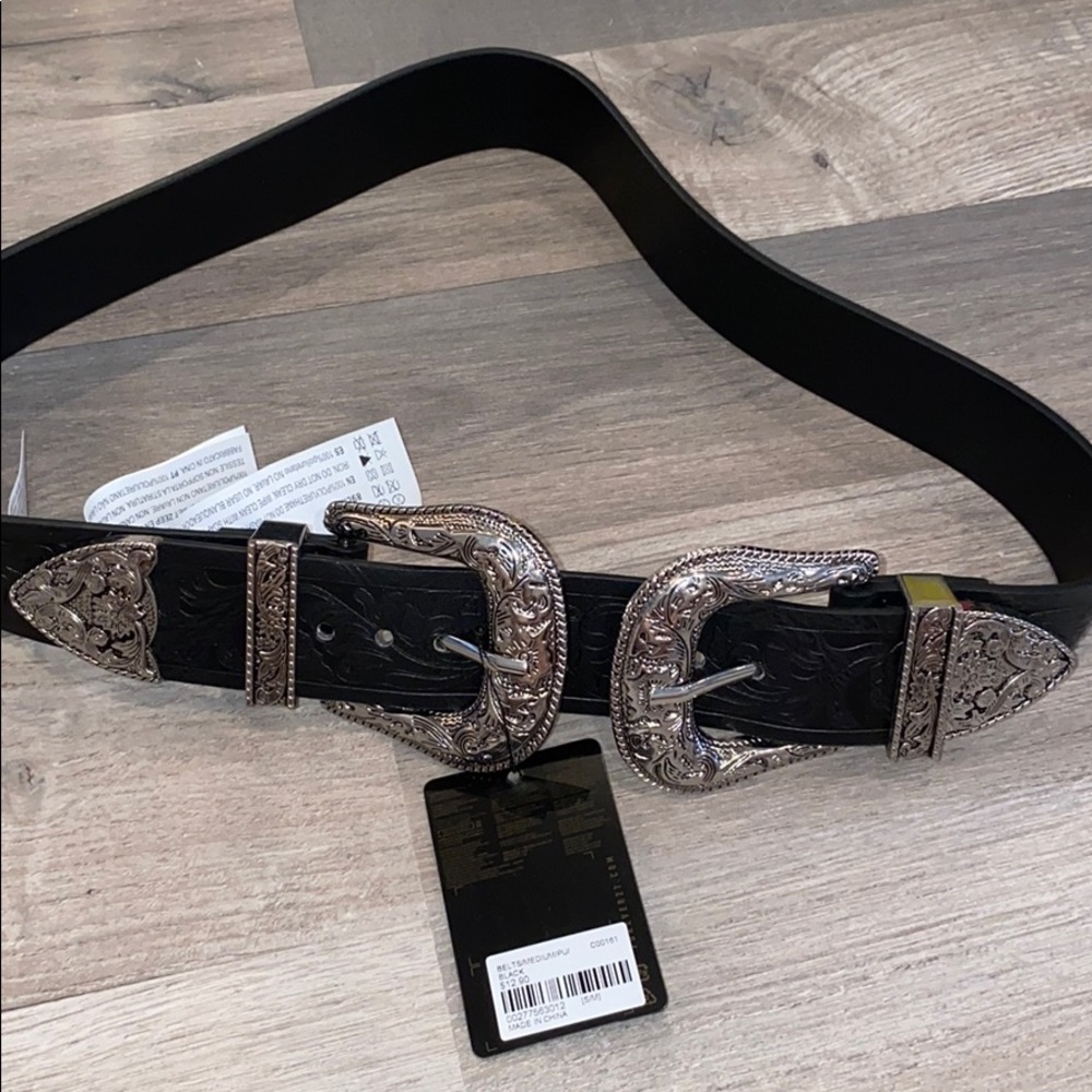 NWT- Western Buckle Detail Leather Belt